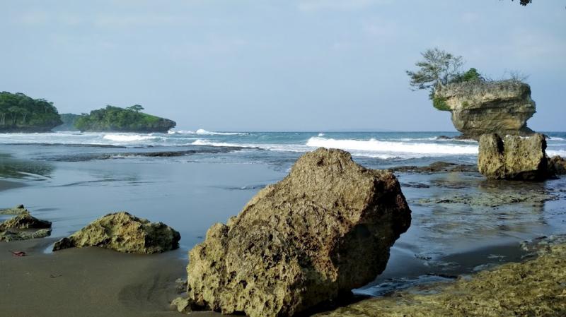 Melihat Batu Karang dan Menyaksikan Deburan Ombak di Pantai Madasari
