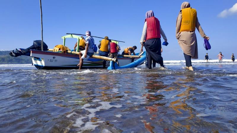 Sejumlah Wisatawan Akan Berwisata Bahari Dengan Menggunakan Perahu